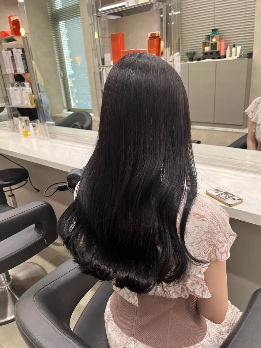 セミロング 寒色/ベージュヘア ブリーチありMiOのヘアスタイル