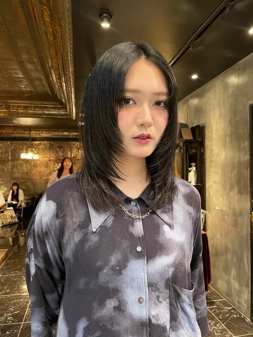 ミディアム くびれレイヤー/艶 カラー　MADOKAのヘアスタイル