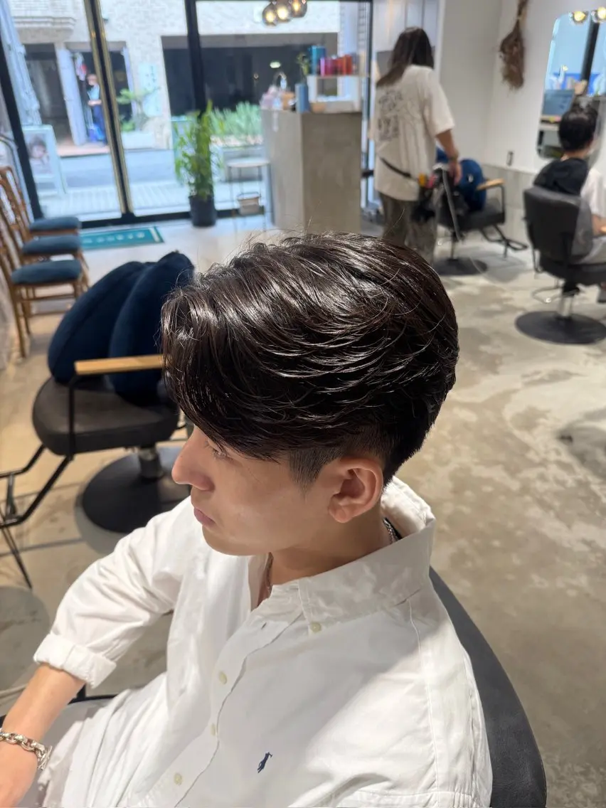ショート パーマ メンズ センターパート メンズ韓国風 メンズパーマ 韓国風ヘア ニュアンスパーマ カット パーマ メンズカットパーマ ✂️ JOYAのヘアスタイル