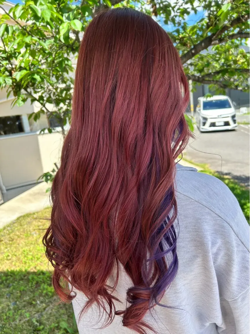 ロング カラー ブリーチ 抜きっぱなしブロンド ピンクカラー パープルカラー 田中 愛音のヘアスタイル