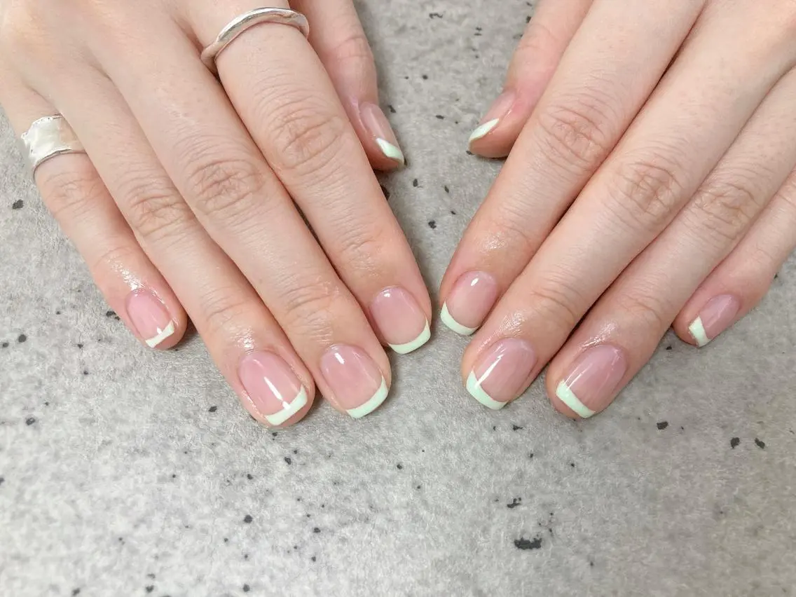 ネイル フレンチネイル グリーン mogunail &blowのネイルデザイン