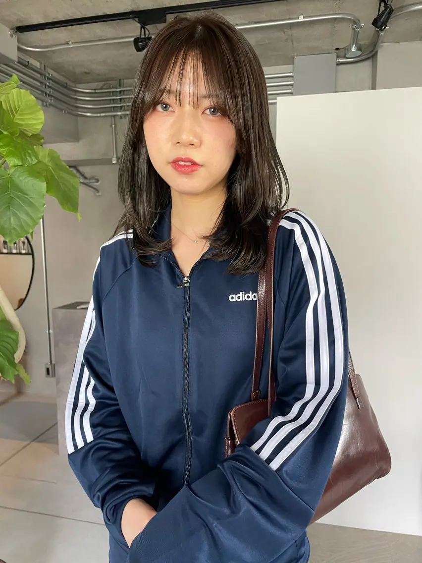 セミロング カラー ベージュカラー 透明感カラー オリーブベージュ レイヤーカット イズミ ナナコのヘアスタイル
