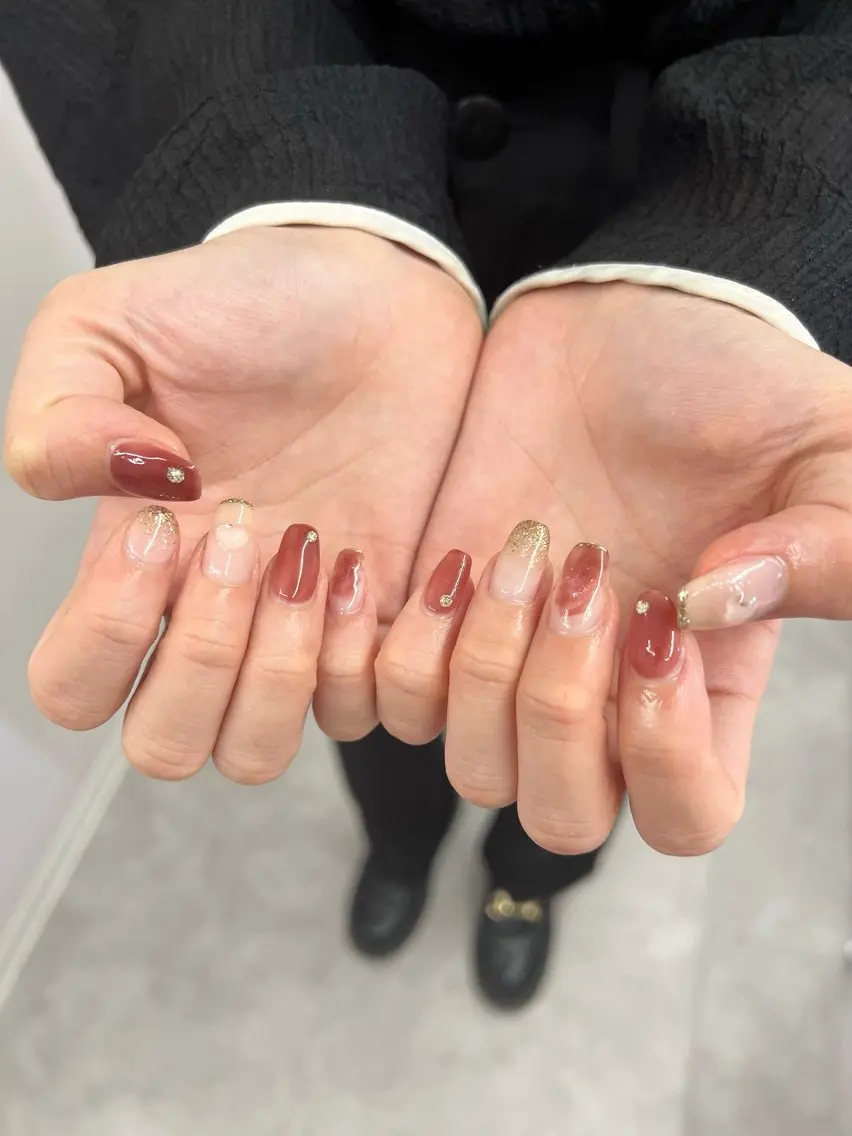 ネイル ボルドー ジェルネイル ゴールド グラデーション マグネットネイル Bana_ Nailのネイルデザイン