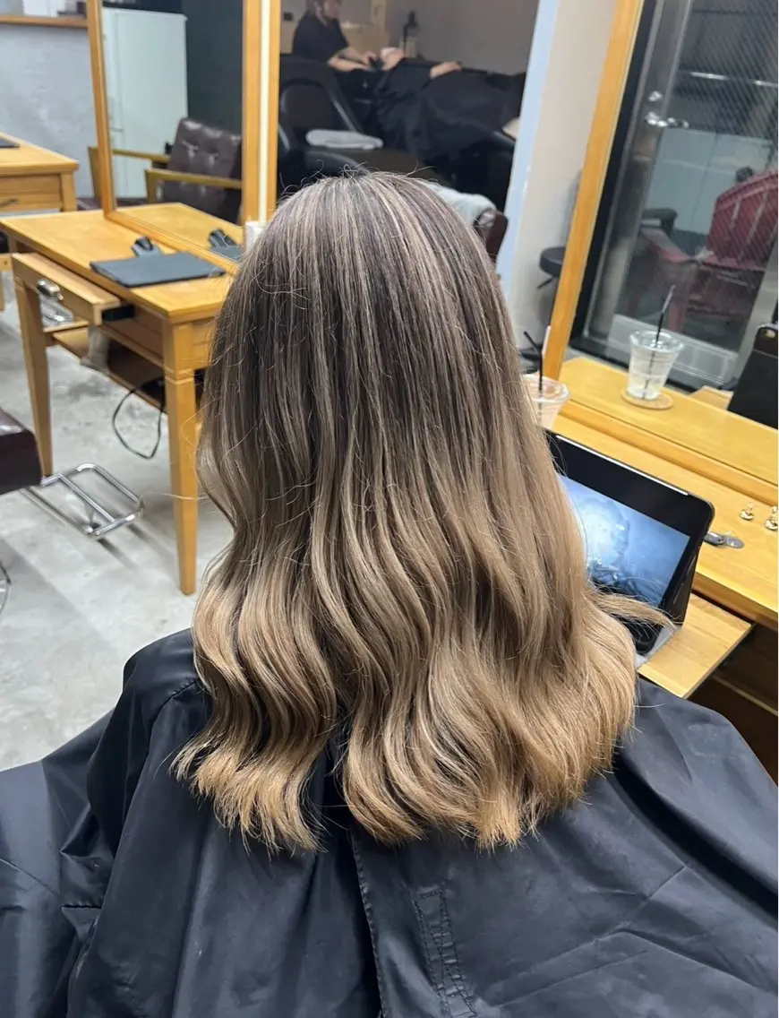セミロング カラー バレイヤージュ ベージュカラー ホワイトベージュ レイヤーカット ヘアカラー トリートメント 指名数No.1 /NAOYAのヘアスタイル