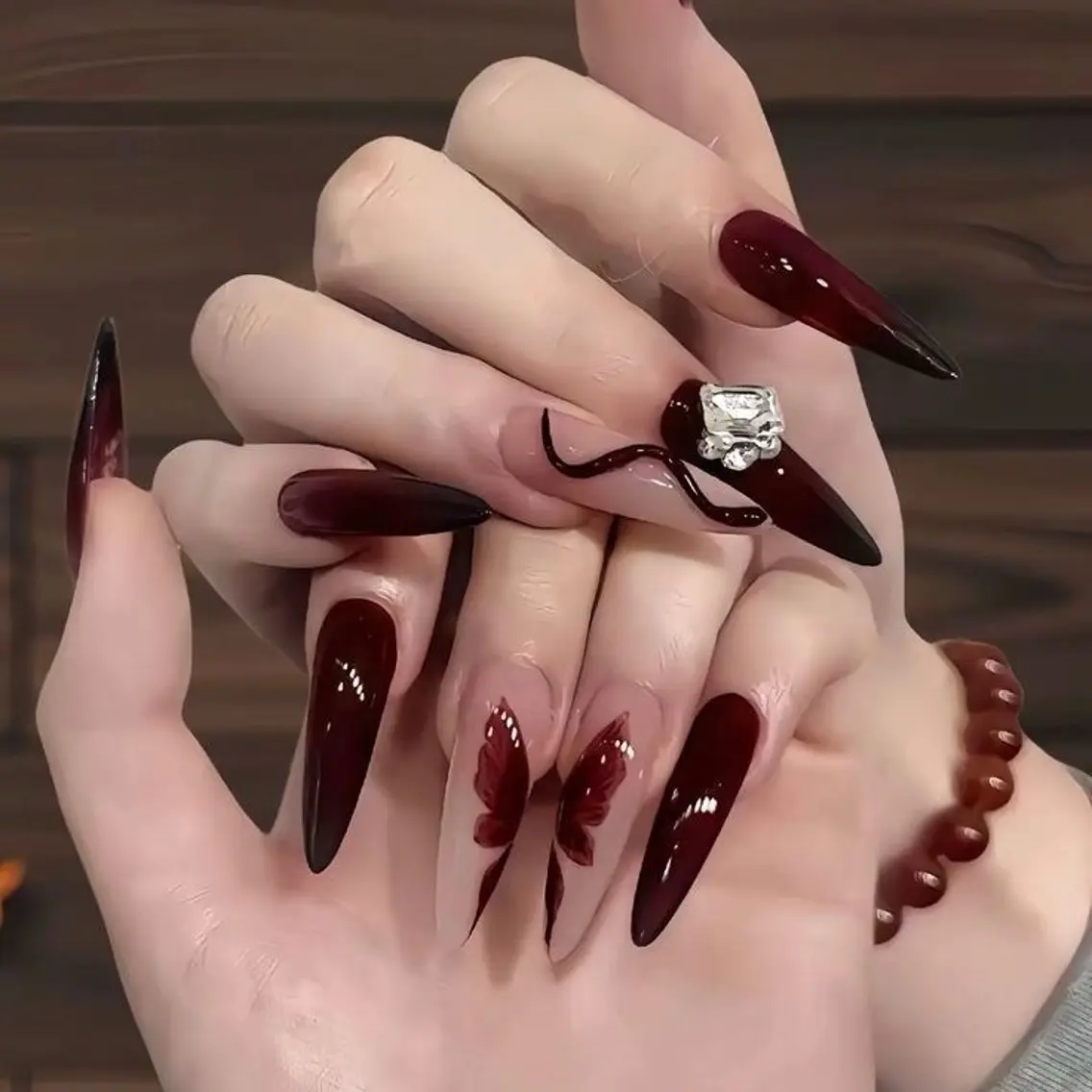ネイル ボルドー ジェルネイル キラキラネイル 韓国ネイル ロングネイル ハンドネイル Blingg NailStudioのネイルデザイン
