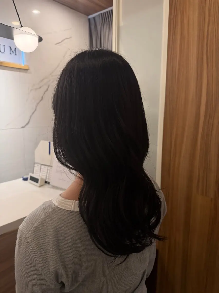 カラー 黒髪 ブルーカラー ブルーブラック 岡本 実來のヘアスタイル