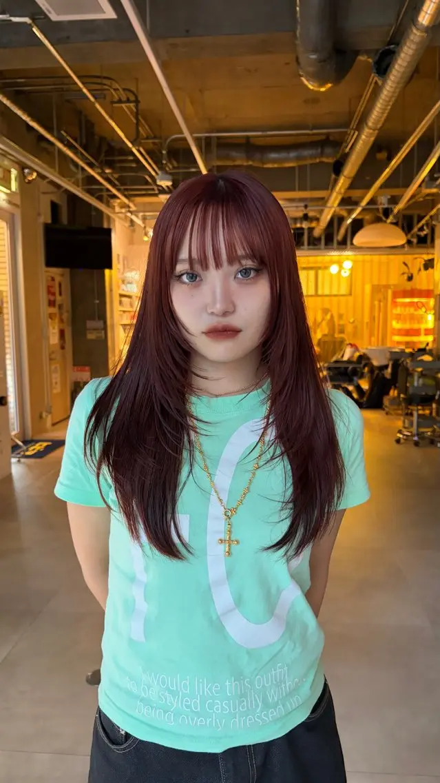 ロング カット sara ブリーチカラーのヘアスタイル