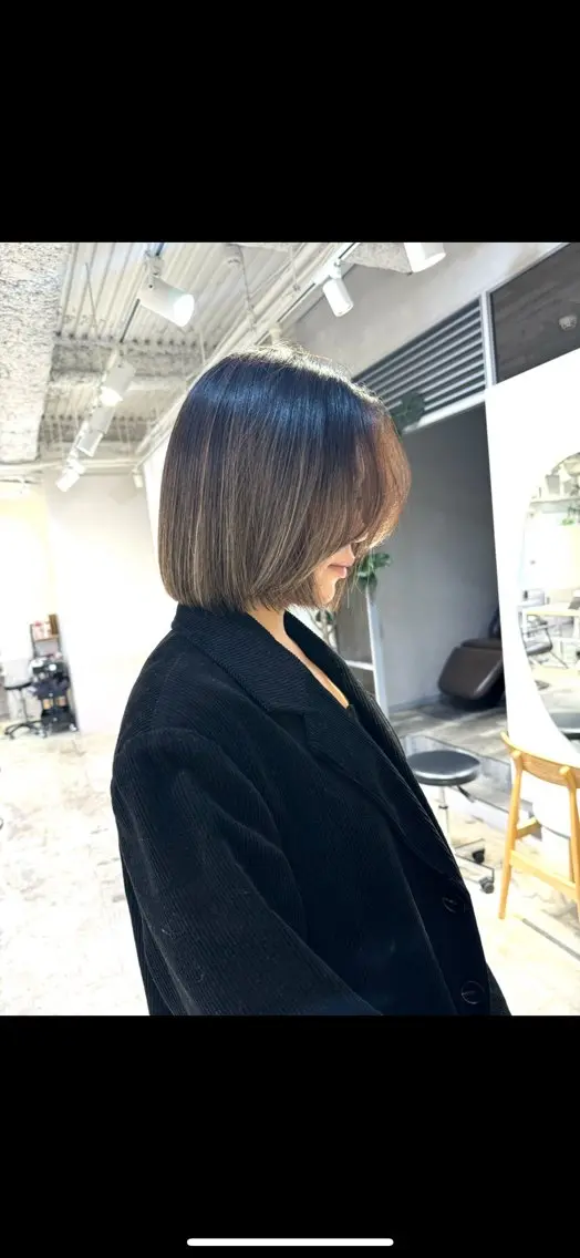 ショート ボブ 顔周りカット かきあげバング レイヤーカット 梨澤 百音のヘアスタイル