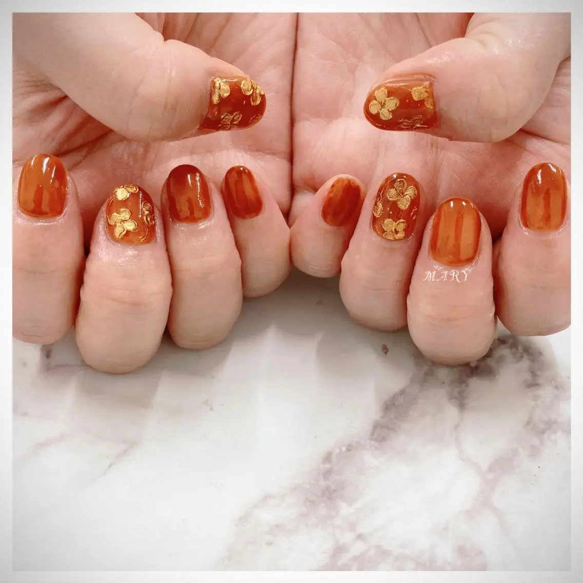 ネイル フラワーネイル ゴールド ニュアンスネイル ワンカラーネイル オレンジ ハンドネイル Mary nail .narumiのネイルデザイン