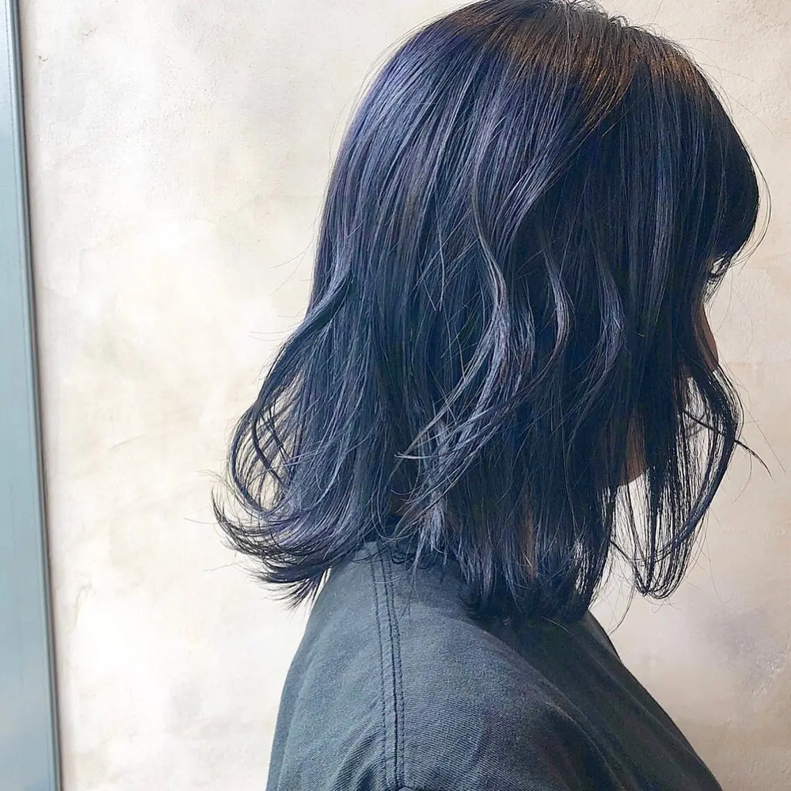 ミディアム カラー 黒髪 ブルーカラー ブルーブラック 圧倒的透明感カラー nana🦕のヘアスタイル