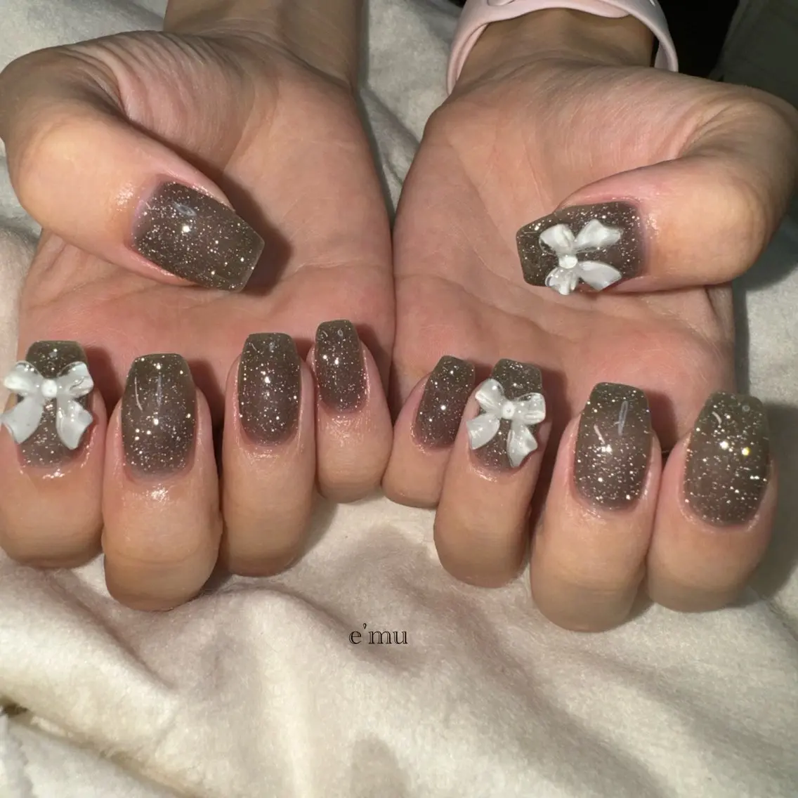 ネイル フラッシュネイル ラメ(グリッター) リボン nail salon e'mu💐のネイルデザイン