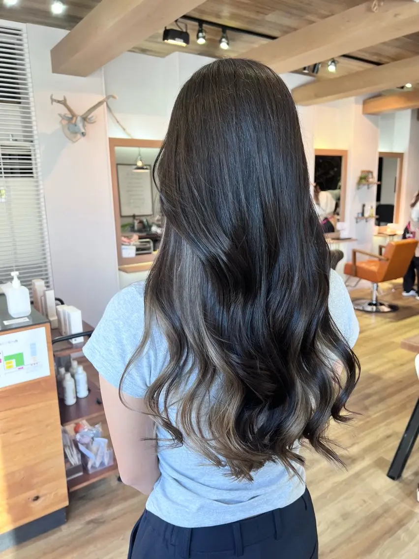 ロング カラー お団子ヘア ブラウンカラー グレージュ ヘアカラー トリートメント ツキダテ ユイのヘアスタイル