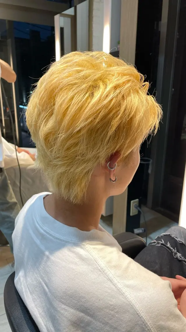 ショート カラー メンズ メンズブリーチ ブリーチ ブロンド ケアブリーチ ショートヘア ヘアカラー トリートメント 有働由良／ハイトーン ／韓国メンズヘアのヘアスタイル