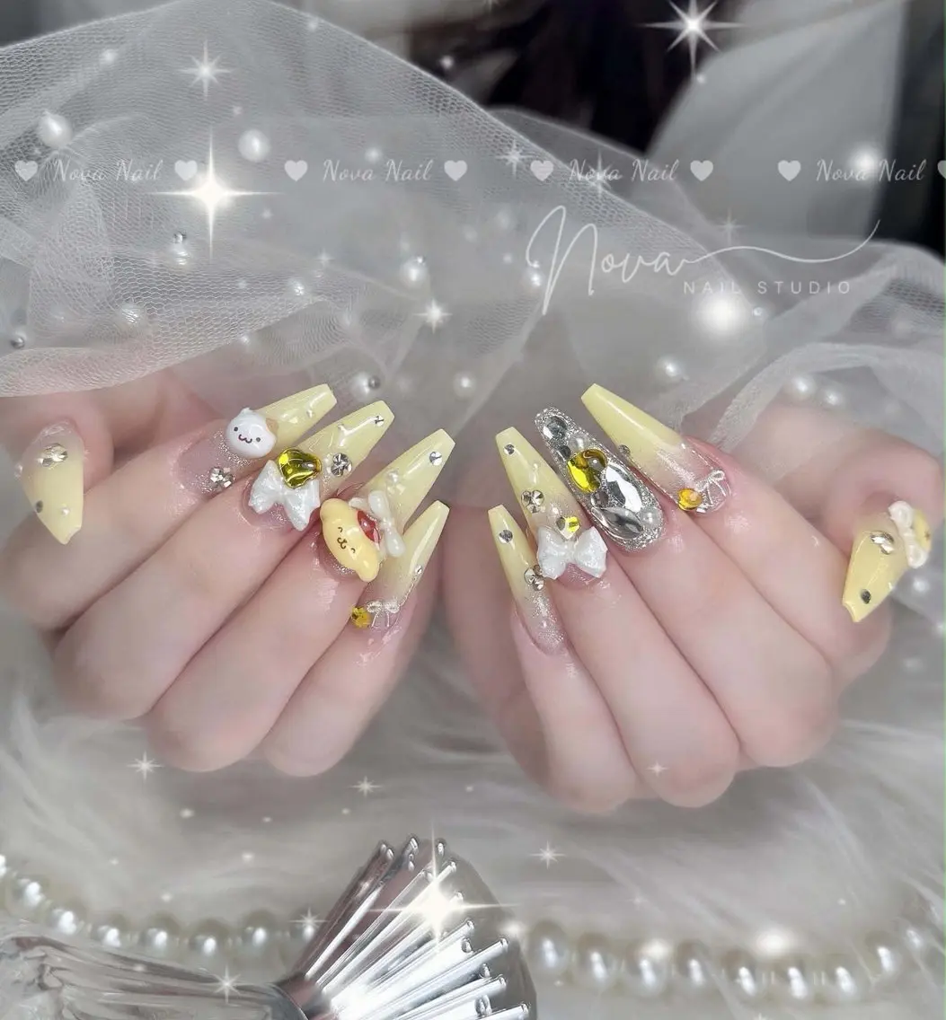 ネイル ブラウン 韓国ネイル マグネットネイル ニュアンスネイル 赤色 ハンドネイル ハンドケア Aki Chanのネイルデザイン