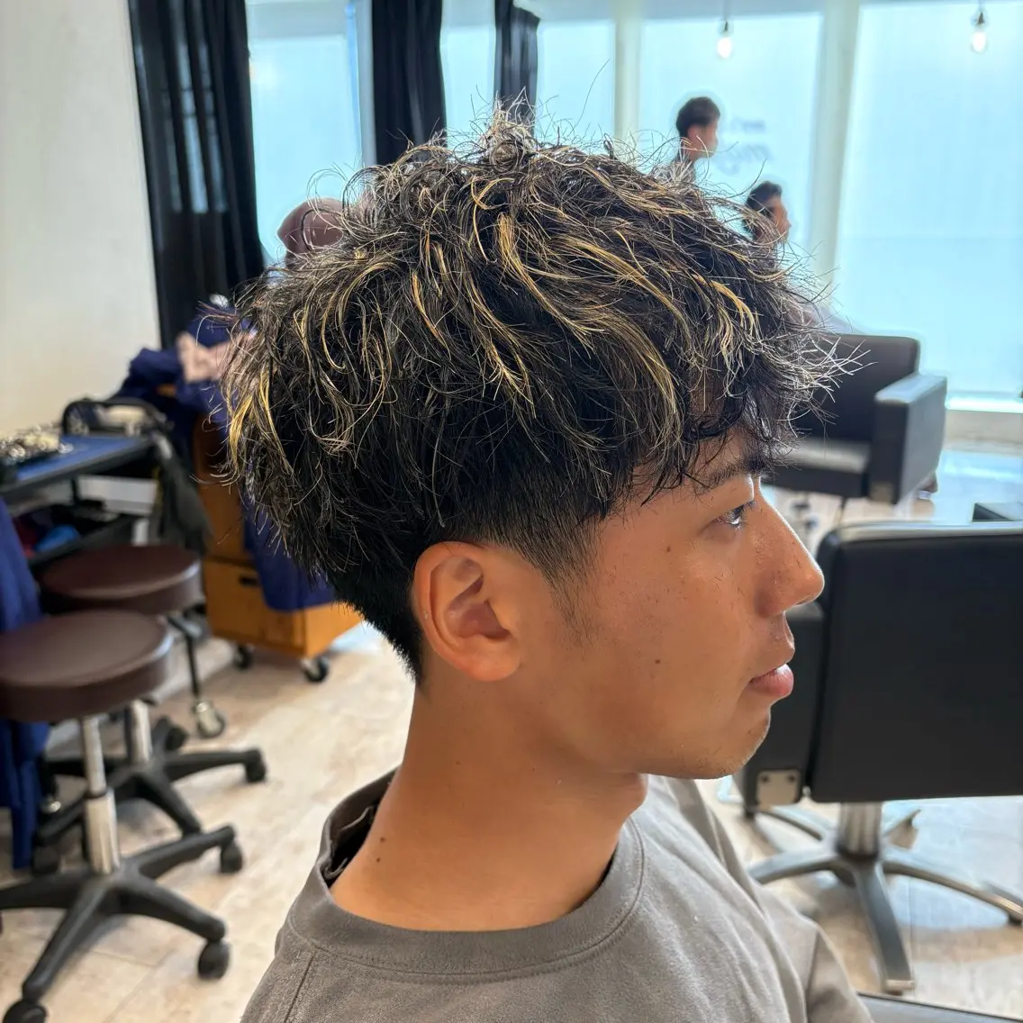カラー パーマ メンズ メンズブリーチ メンズハイライト マッシュ 刈り上げ 黒髪 田渕 涼/メンズヘア特化のヘアスタイル