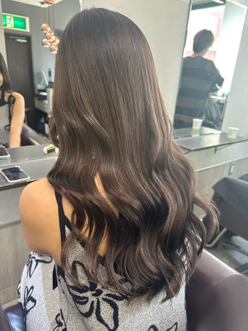 ロング カラー ベージュカラー AIRI layer cut hairのヘアスタイル
