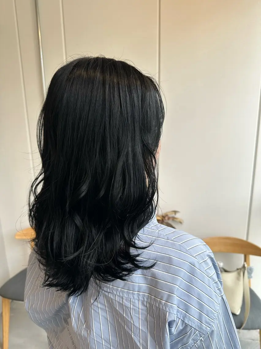 セミロング カラー 黒髪 ヘアカラー 松本 莉央のヘアスタイル