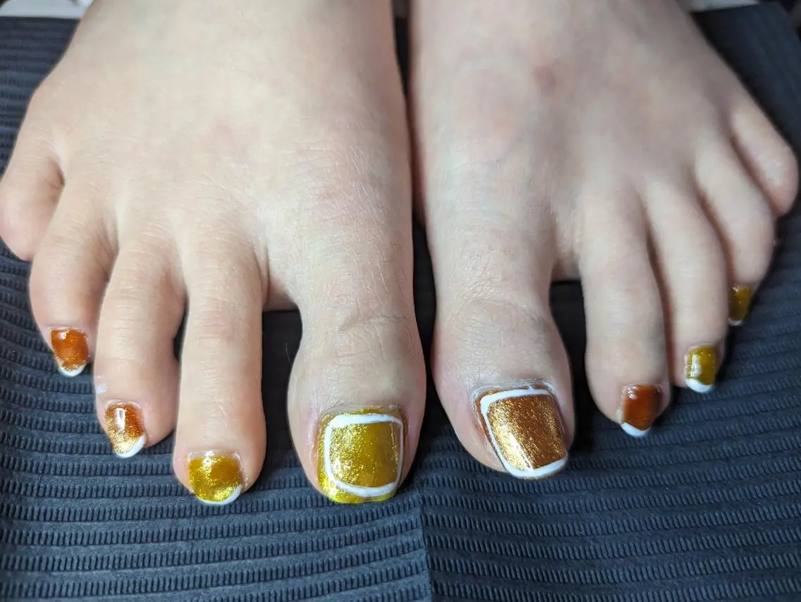 ネイル フットネイル マグネットネイル ホワイト ✨ameru✨ nailsalonのネイルデザイン