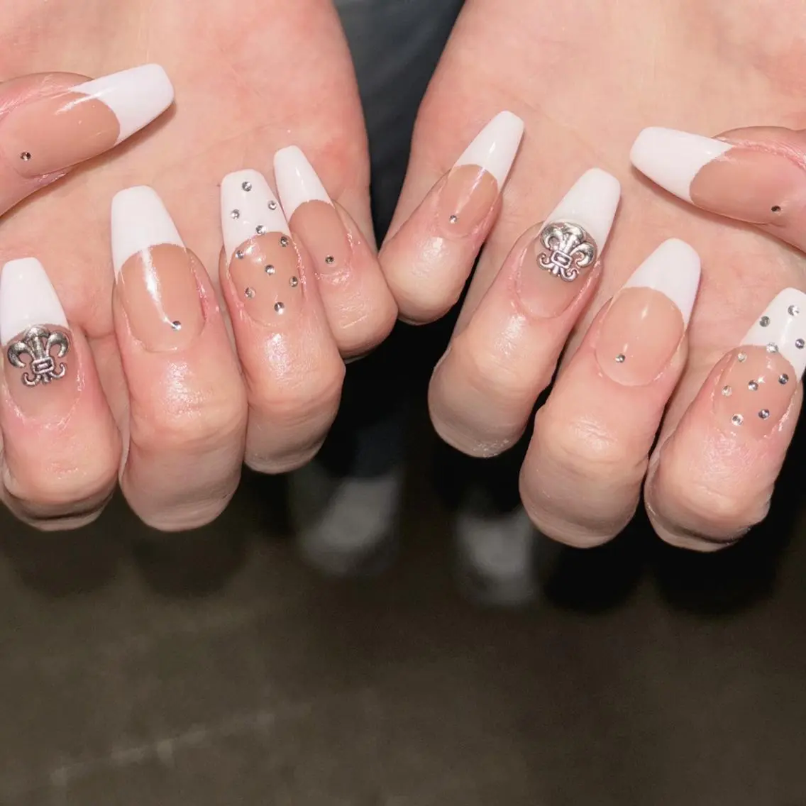 【🩶大人気🩶】フレンチネイル🌈✨の写真
