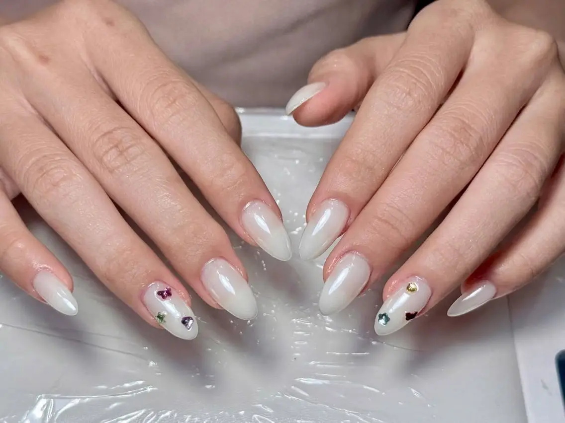 ネイル チークネイル ドット フレンチネイル グラデーション 韓国ネイル ハンドネイル Minette nailrinrinのネイルデザイン