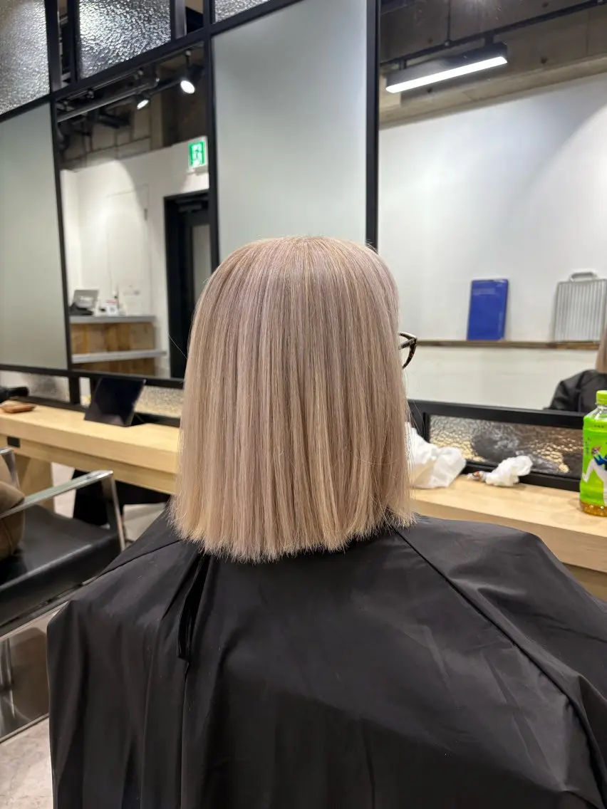ミディアム カラー 切りっぱなしボブ ブリーチ ボブ ヘアカラー トリートメント 白髪ぼかしハイライト バレイヤージュヤマトのヘアスタイル