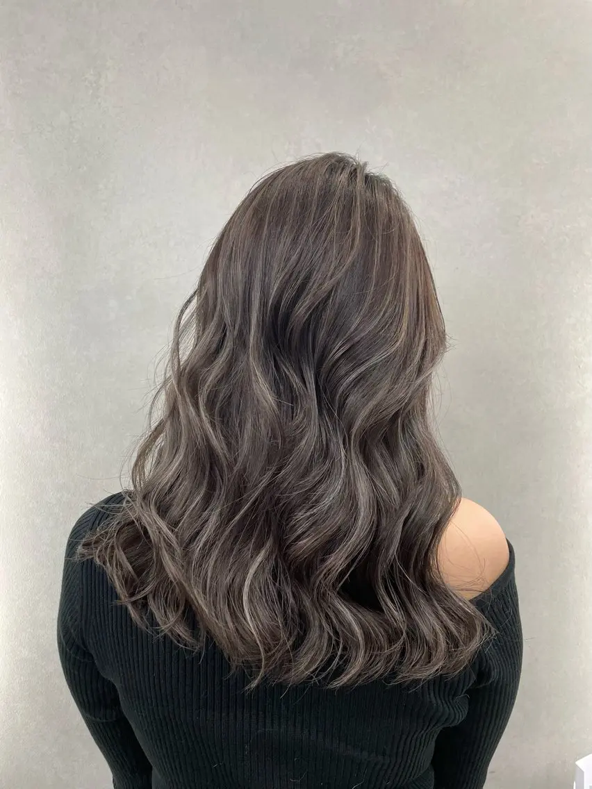 ロング ヘアカラー ハイトーン デザインカラーのヘアスタイル