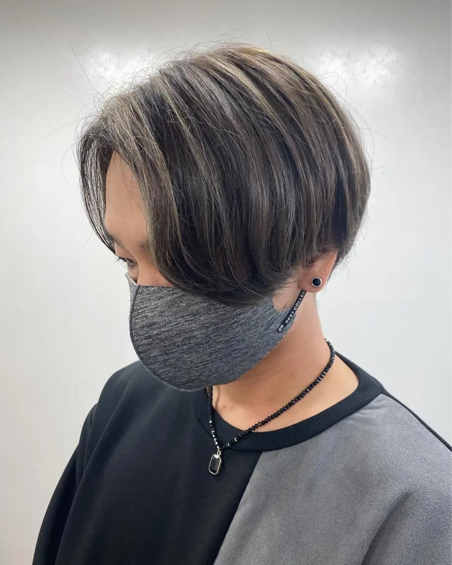 【白髪生かし】白髪メッシュ(顔周り)+カットの写真
