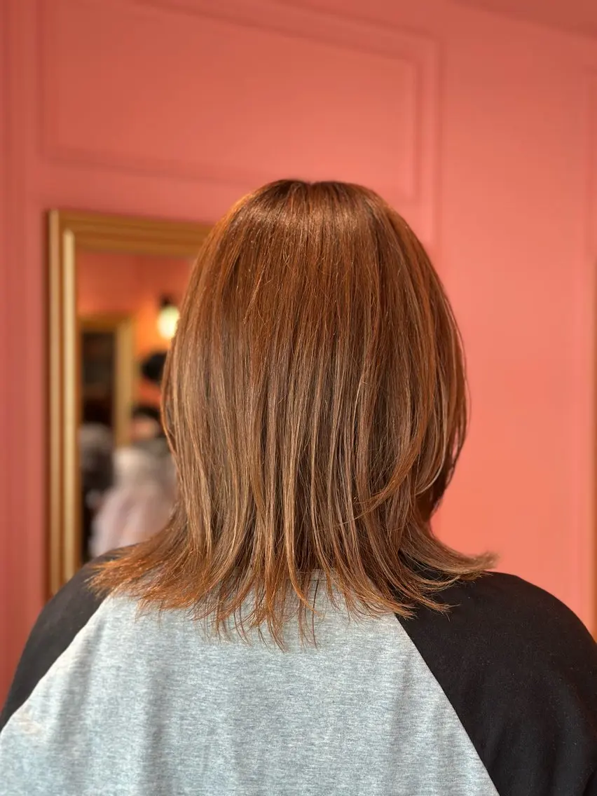 ミディアム 顔まわりレイヤー 顔周りカット レイヤーカット 外ハネヘア 山田 麻海のヘアスタイル