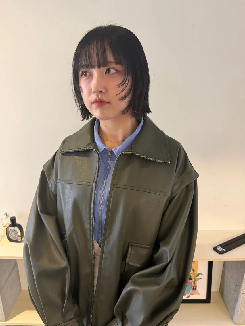 ショート カラー くびれヘア 顔まわりレイヤー ハッシュカット ハイレイヤー 韓国風ヘア カット ヘアカラー トリートメント MIU/ルーツカラー 顔まわりレイヤーのヘアスタイル