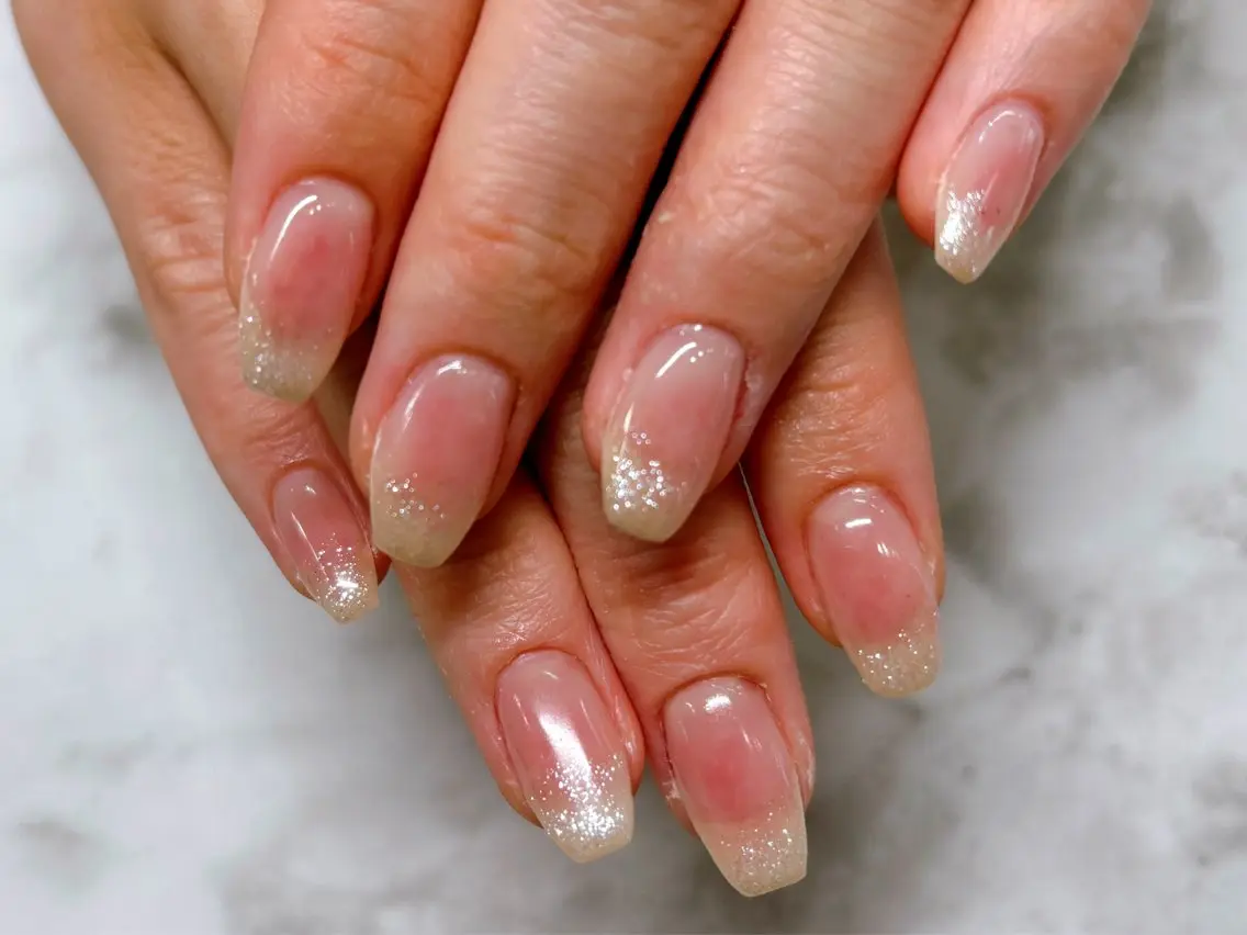 ネイル チークネイル グラデーション ラメ(グリッター) ハンドネイル Lani🌈Nail Konatsuのネイルデザイン