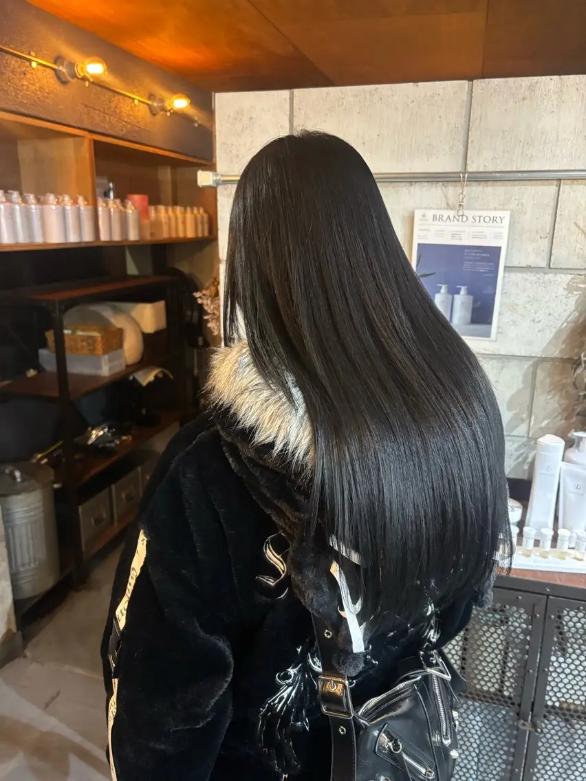 ロング カラー 黒髪 ブルーカラー ブルーブラック 蛭川 愛奈のヘアスタイル