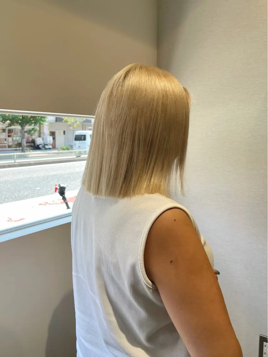 ショート カラー ベージュカラー ブリーチ ブロンド ブロンドベージュ ボブ カット ヘアカラー トリートメント 尼丁 勇磨のヘアスタイル