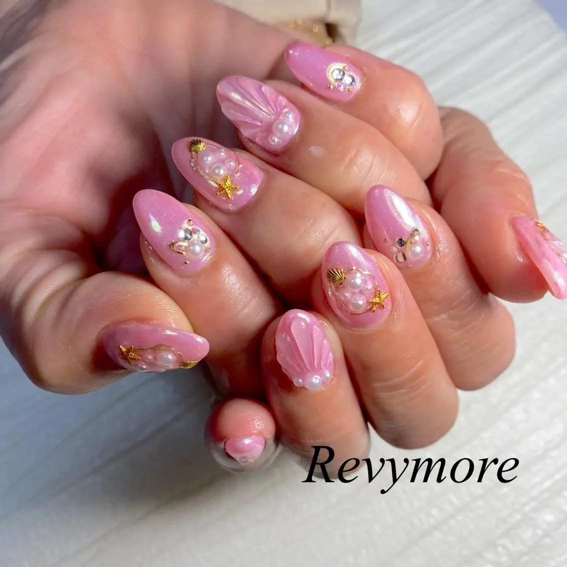ミディアム ネイル 韓国風ヘア オーロラネイル ジェルネイル キラキラネイル 韓国ネイル nail salon Revymoreのネイルデザイン