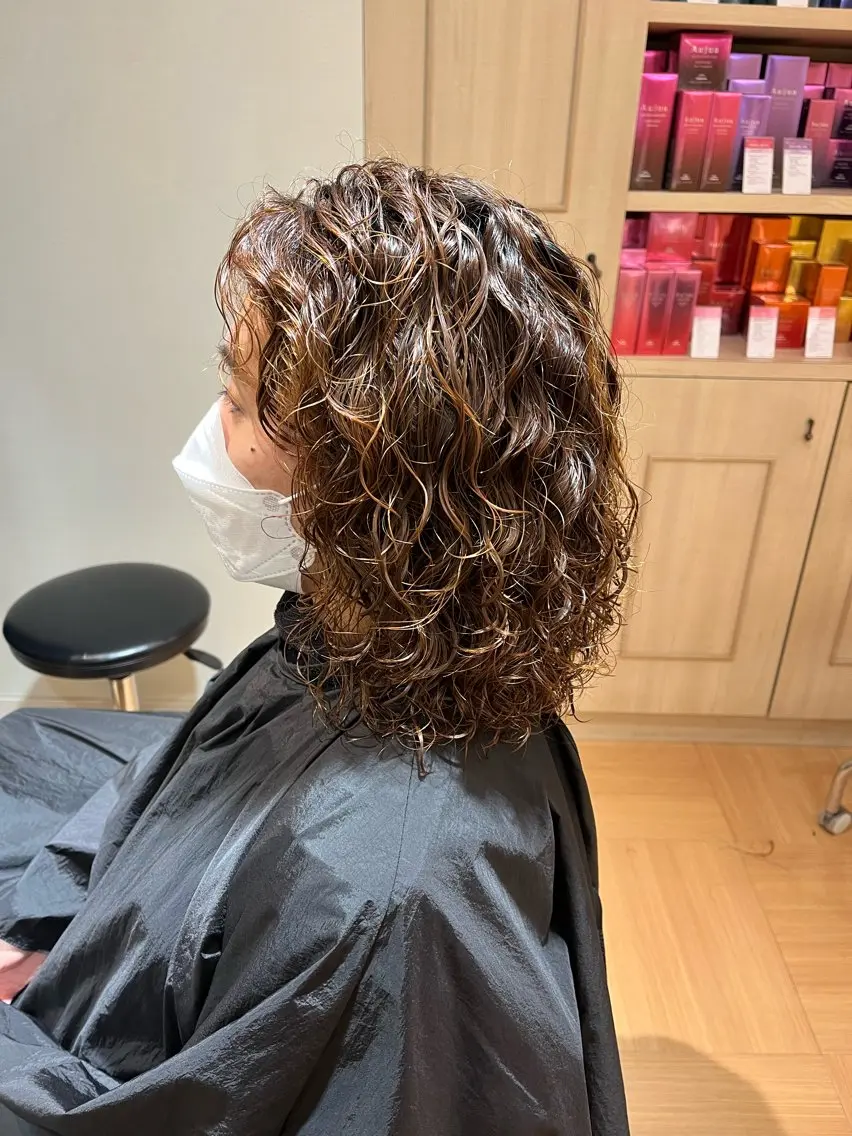 ミディアム パーマ ミディアムパーマ レイヤーカット スパイラルパーマ Ha naのヘアスタイル