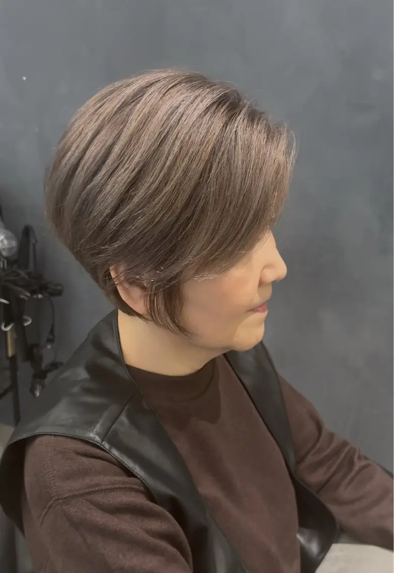 【白髪が好きになる🧑‍🦳】話題の白髪ぼかしハイライト＋美フォルムカット＋保湿トリートメントの写真
