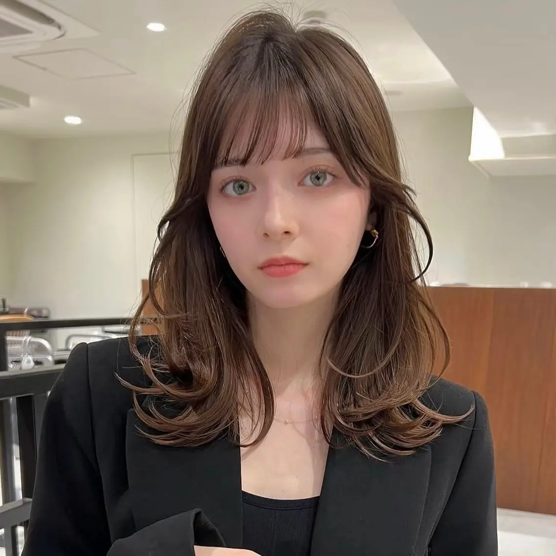 セミロング カラー ヘアアレンジ 内大久保 列夏のヘアスタイル