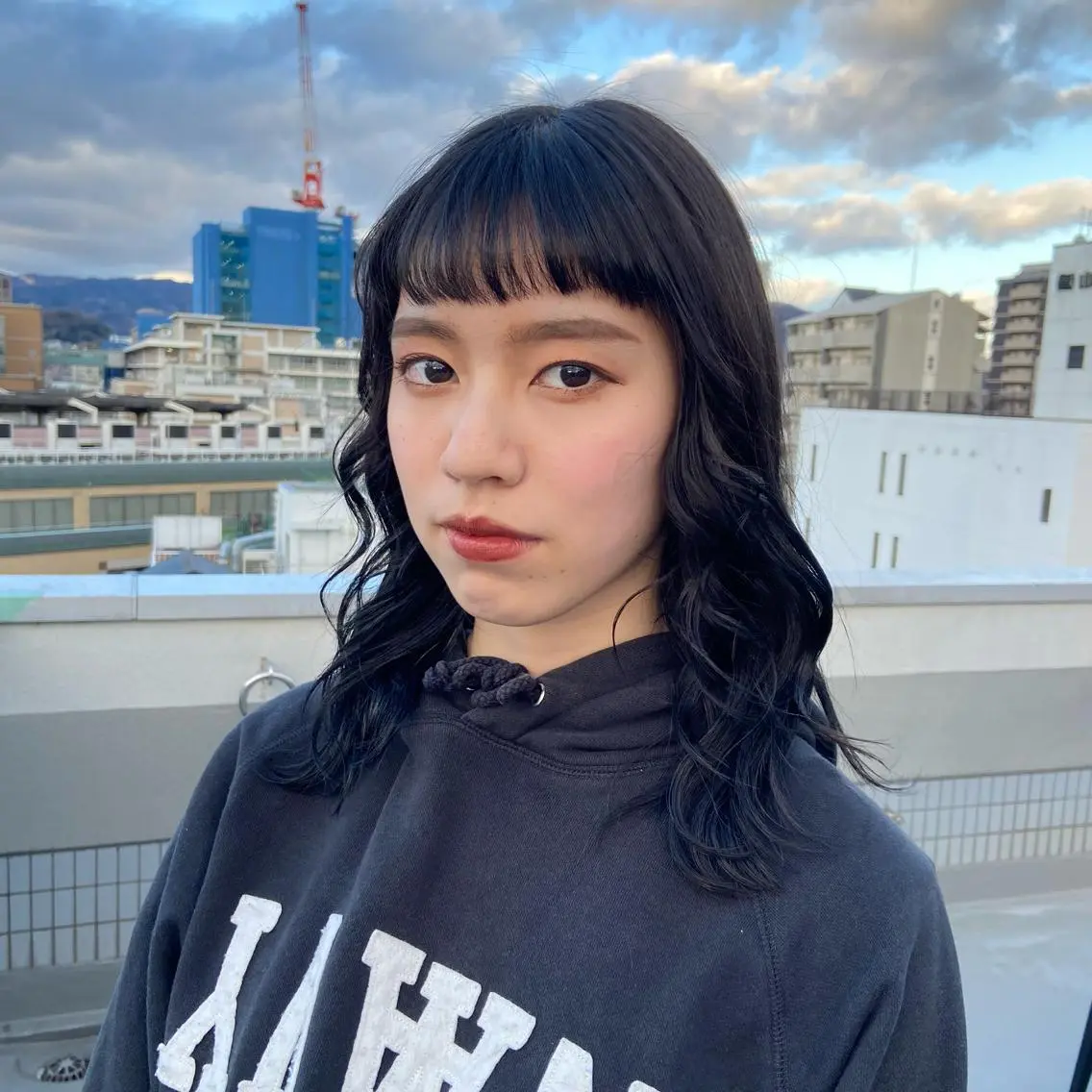 セミロング カラー ヘアアレンジ 黒髪 オン眉 TIDEHAIR SHIHOのヘアスタイル
