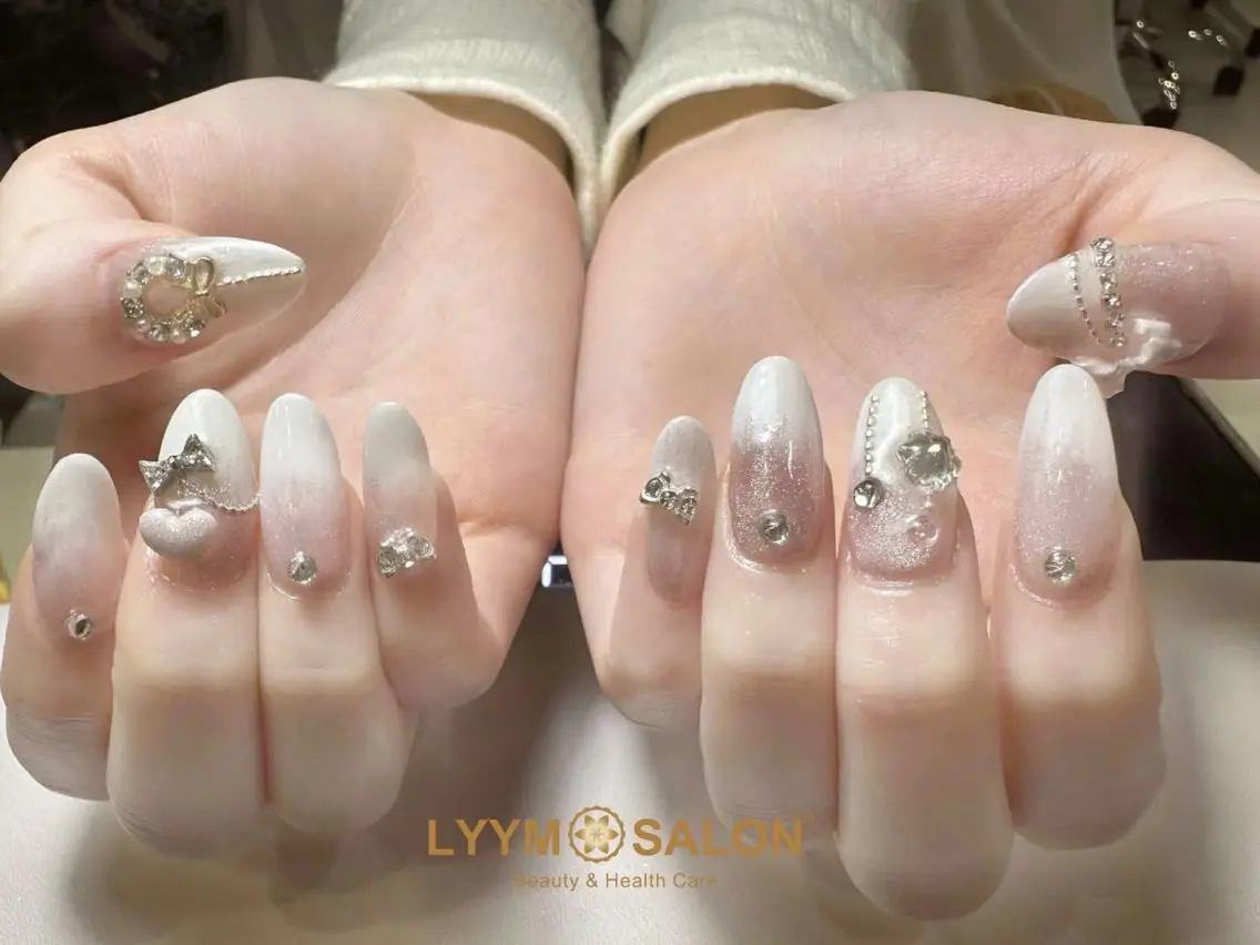 ネイル グラデーション 韓国ネイル ラメ(グリッター) ホワイト 冬ネイル ハンドネイル LYYM Salonのネイルデザイン