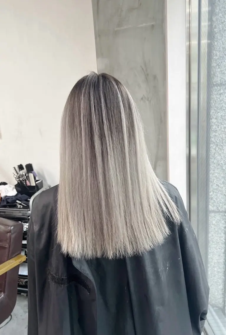 ミディアム カラー バレイヤージュ シルバー ホワイトシルバー レイヤーカット 指名数No.1 /NAOYAのヘアスタイル