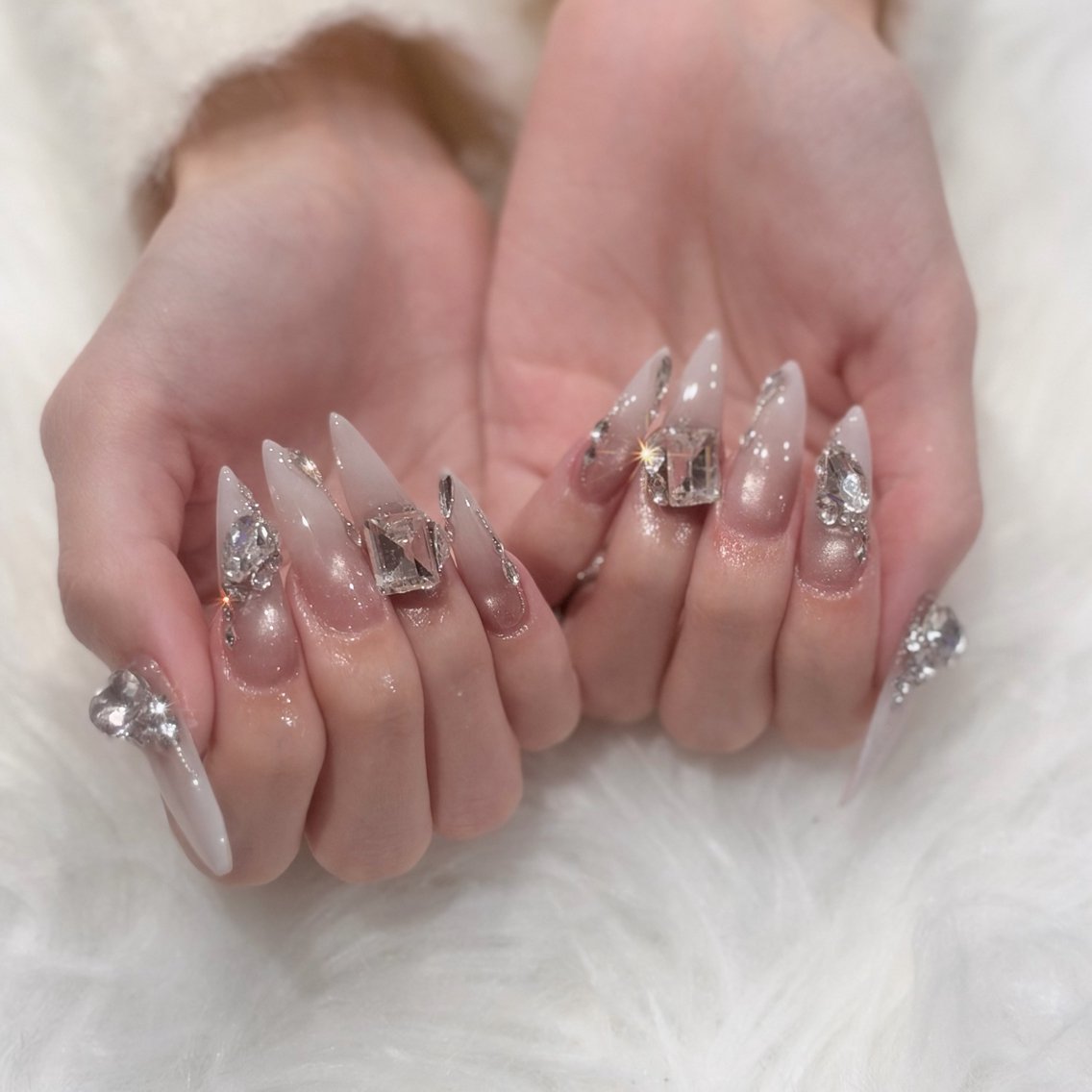 ネイル グラデーション キラキラネイル マグネットネイル ワンホンネイル ホワイト Cheri&Co. Nagisaのネイルデザイン