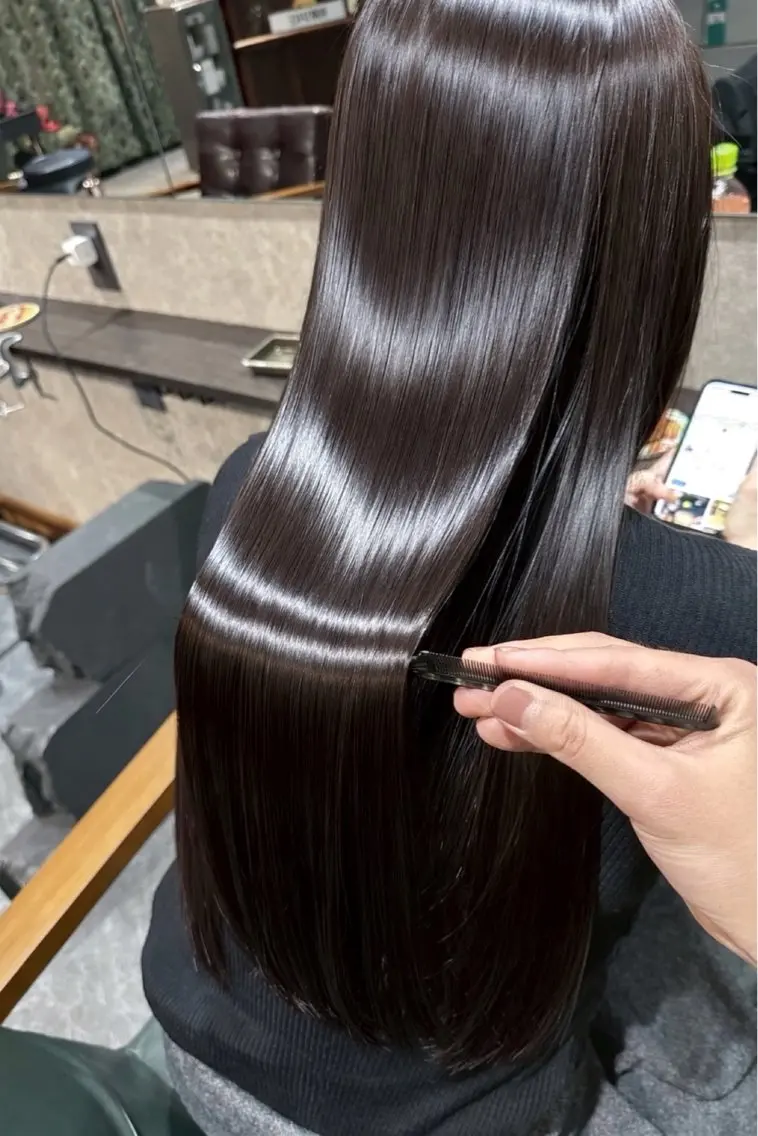 ロング 顔周りカット ハイライト 髪質改善 韓国風ヘア レイヤーカット カット 縮毛矯正 トリートメント ravens デザインカラーのヘアスタイル