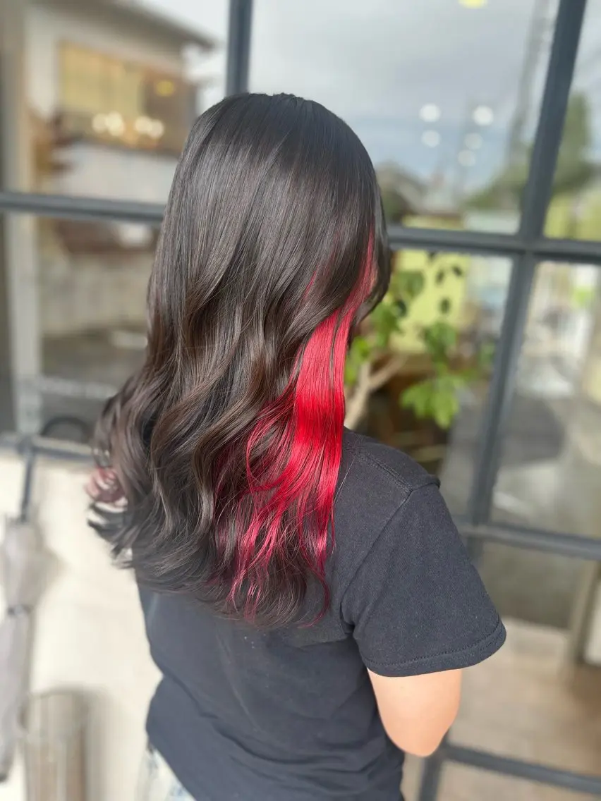 ロング カラー ブリーチ インナーカラー レッドカラー カット ヘアカラー 井上 花音のヘアスタイル