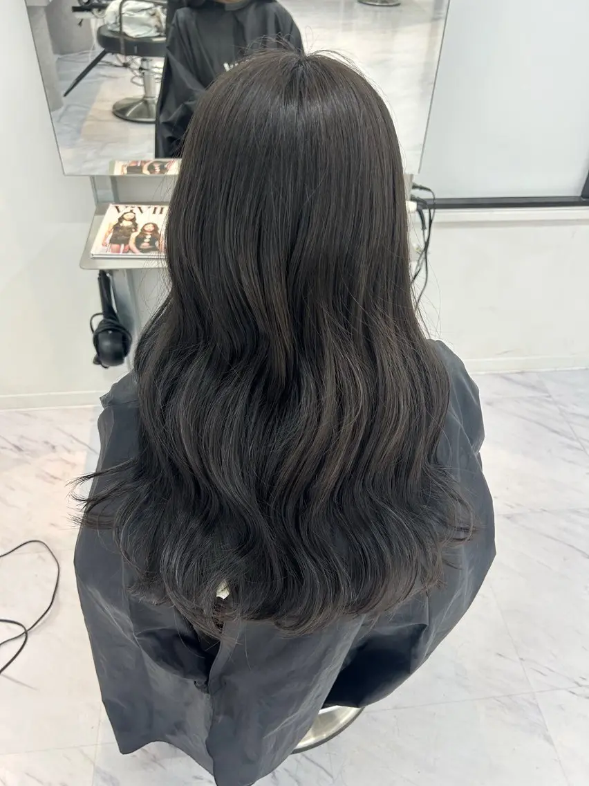 ロング カラー ブリーチ 透明感カラー ダブルカラー ブリーチなしカラー オリーブグレー ヘアカラー 【 ViVIE 】 とものヘアスタイル