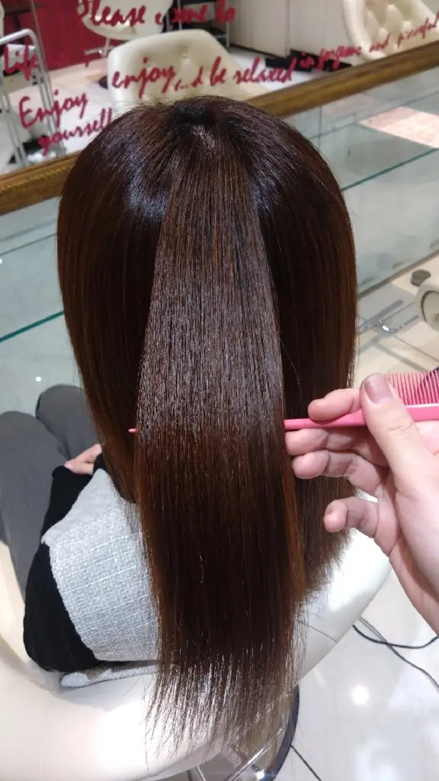 セミロング 名執 朋夏のヘアスタイル