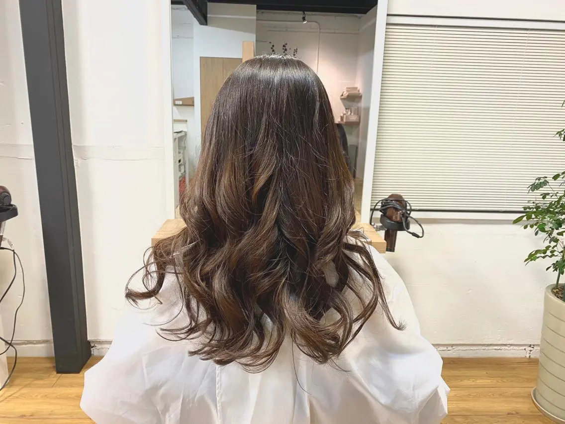 ロング カラー グラデーションカラー サロン ド ソワのヘアスタイル