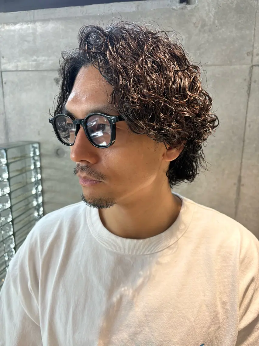 ミディアム パーマ メンズ ミディアムパーマ メンズパーマ ツイストスパイラルパーマ 波巻きパーマ スパイラルパーマ カット パーマ トリートメント ラフでキマる色気ヘア 鈴木教介👯♀️のヘアスタイル