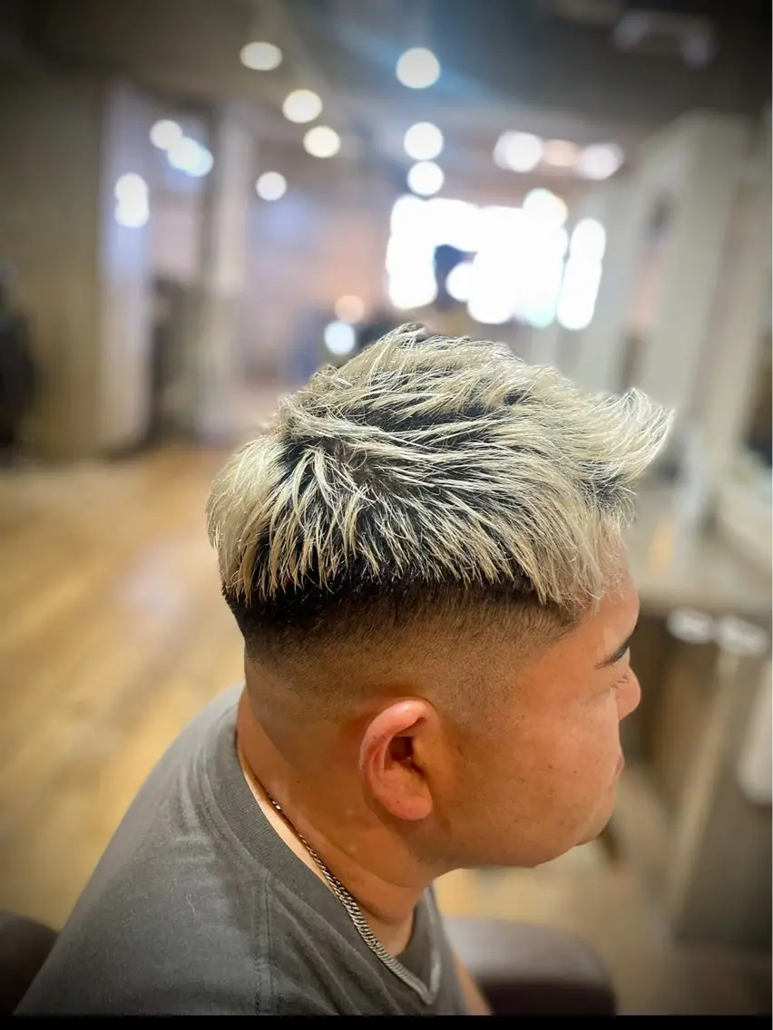 カラー メンズ メンズブリーチ フェードカット メンズハイトーン スキンフェード 黒髪 HAIRLABO 篠崎空竜のヘアスタイル