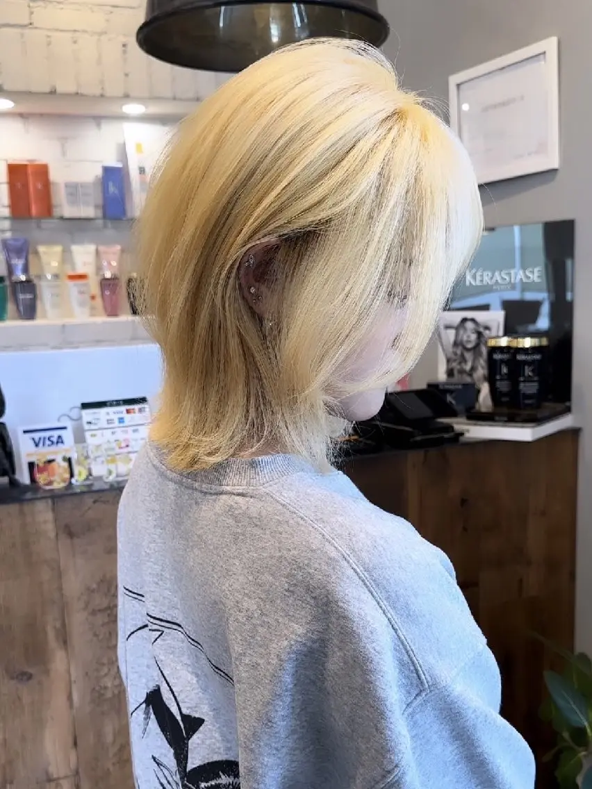 カラー ブロンド ハイトーンカラー エスウォーク松井 俊男のヘアスタイル