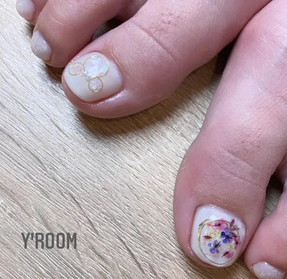 ネイル オーロラネイル フラッシュネイル フラワーネイル フットネイル ジェルネイル YUKA （ネイリスト）のネイルデザイン