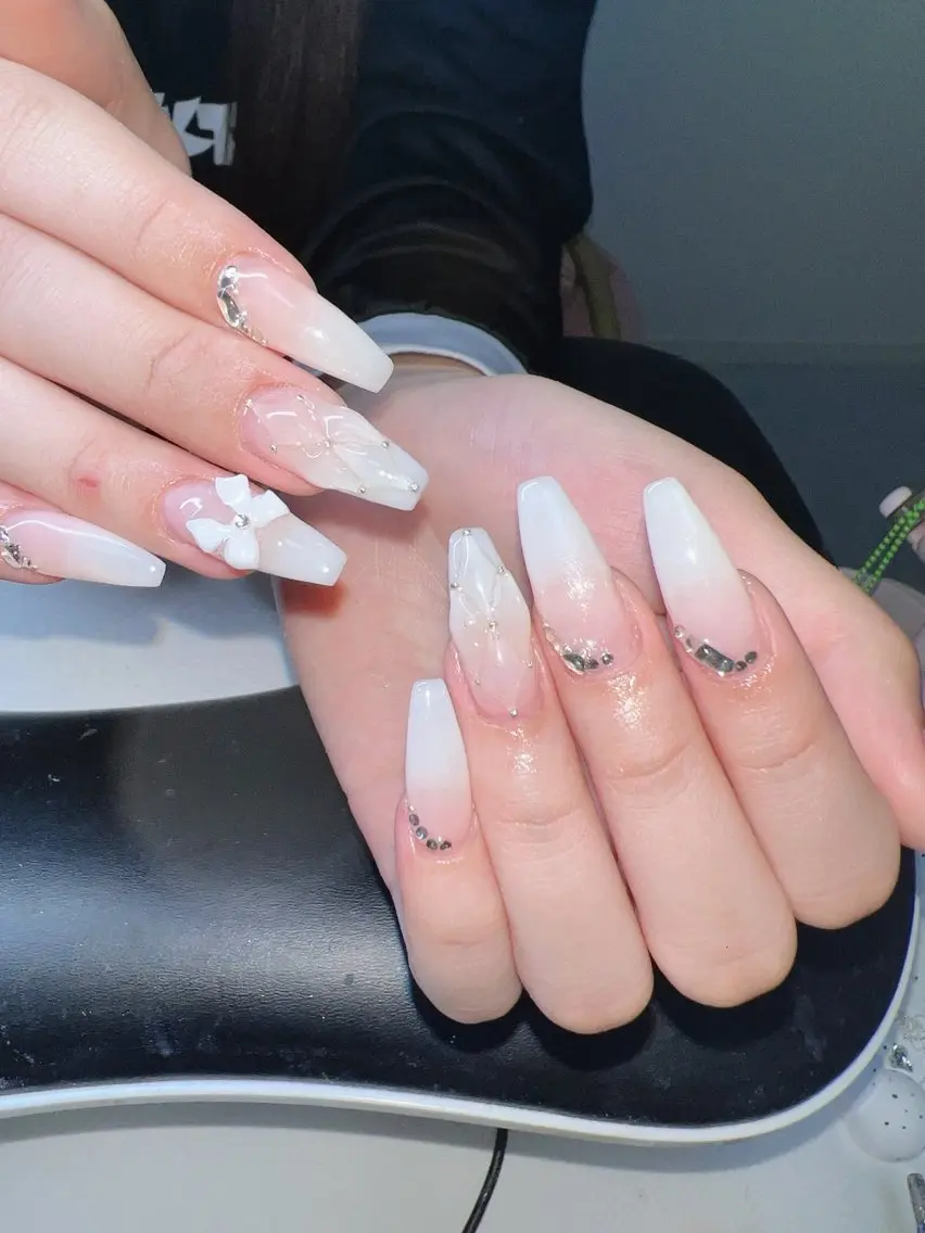 ネイル オーロラネイル チークネイル 長さ出し フットネイル フレンチネイル Lee Nailsのネイルデザイン